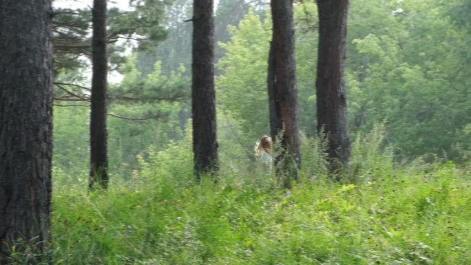小女孩沿着森林里的小路慢跑。活跃的户外游戏或者这可能是迫害，追捕，监视