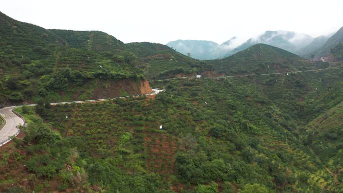 山里的村庄，盘山公路