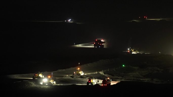 4k露天采石场夜间运输矿石的重型矿车