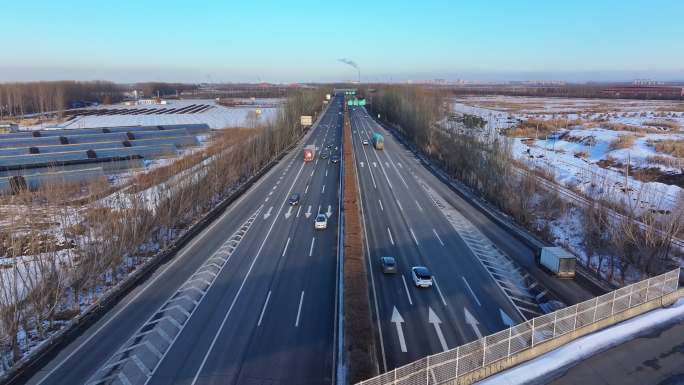 东北冬天高速道路