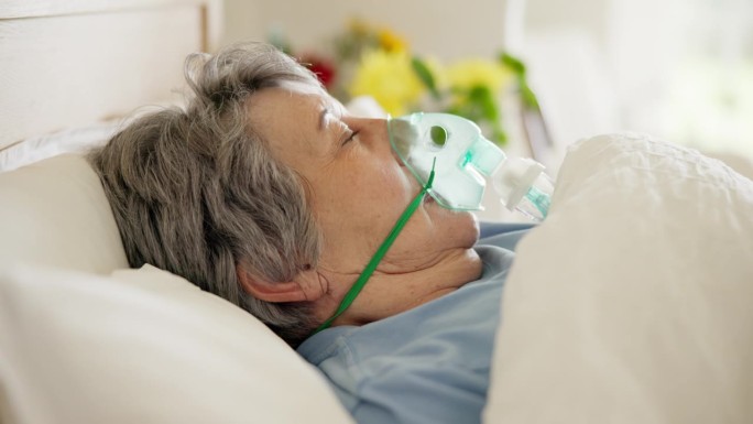 生病，女人和氧气呼吸在医院的病床上，健康问题或昏迷。药物，睡眠和老年患者戴着口罩呼吸，寻求医疗帮助，