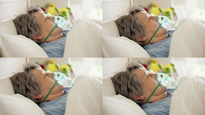 生病，女人和氧气呼吸在医院的病床上，健康问题或昏迷。药物，睡眠和老年患者戴着口罩呼吸，寻求医疗帮助，