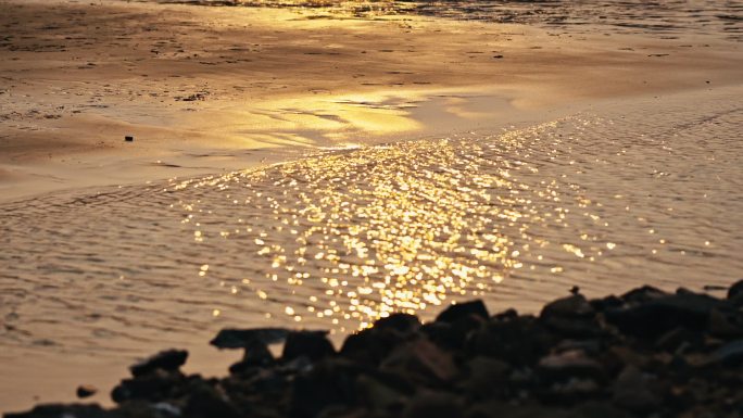 金色海滩海浪/海浪拍打石头