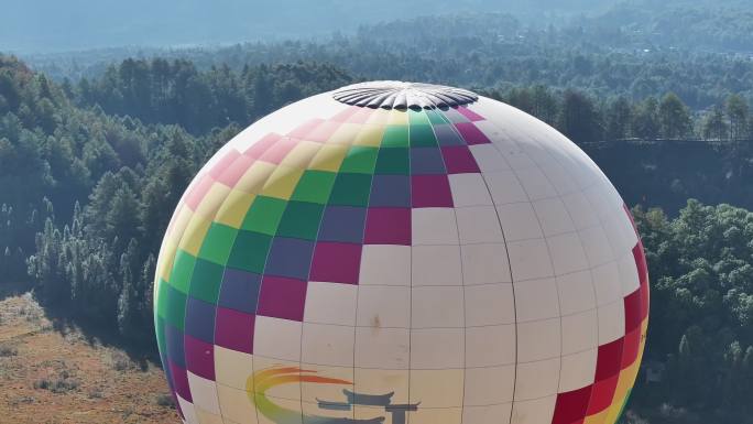 4k腾冲火山地热国家地质公园热气球