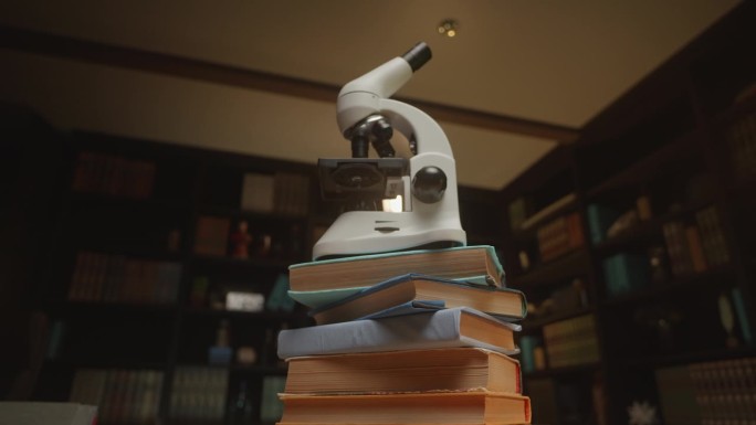 走近图书馆里一堆书上的显微镜，HQ 4K镜头