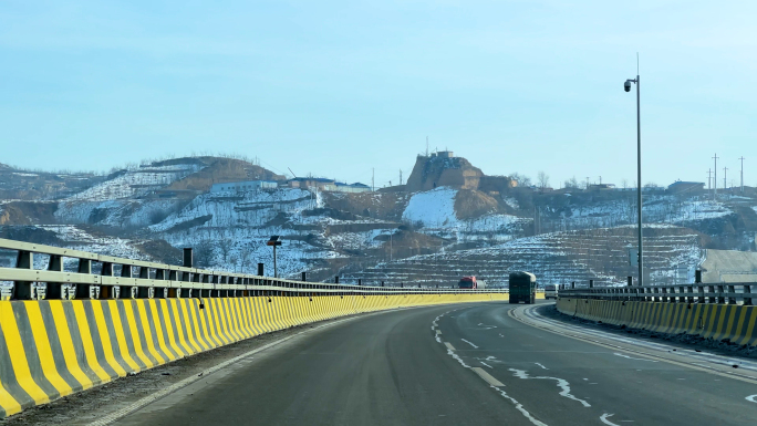 北方冬天高速公路 高速路穿梭