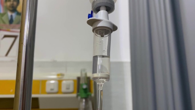 病房内静脉滴注软管的特写。病房里的点滴管