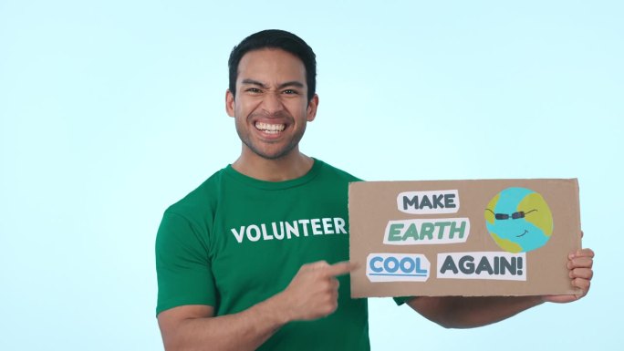 动机，回收海报和蓝色背景的志愿者在演播室宣传环保地球日。肖像，微笑和支持全球变暖，气候变化或可持续发