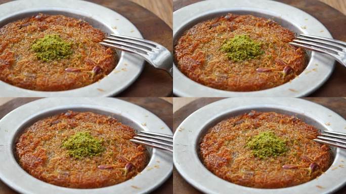 土耳其甜点kunefe配开心果粉和奶酪。