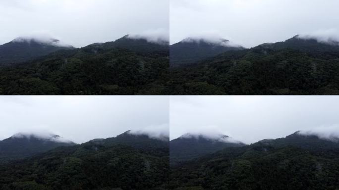 云层低垂的山脉景色