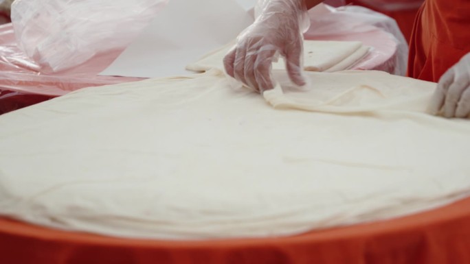 蛋糕厂的沙瓦玛制作过程，照片特写