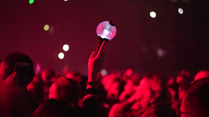 K流行乐迷举起炸弹灯棒灯。韩国流行音乐音乐会。亚洲防弹少年团