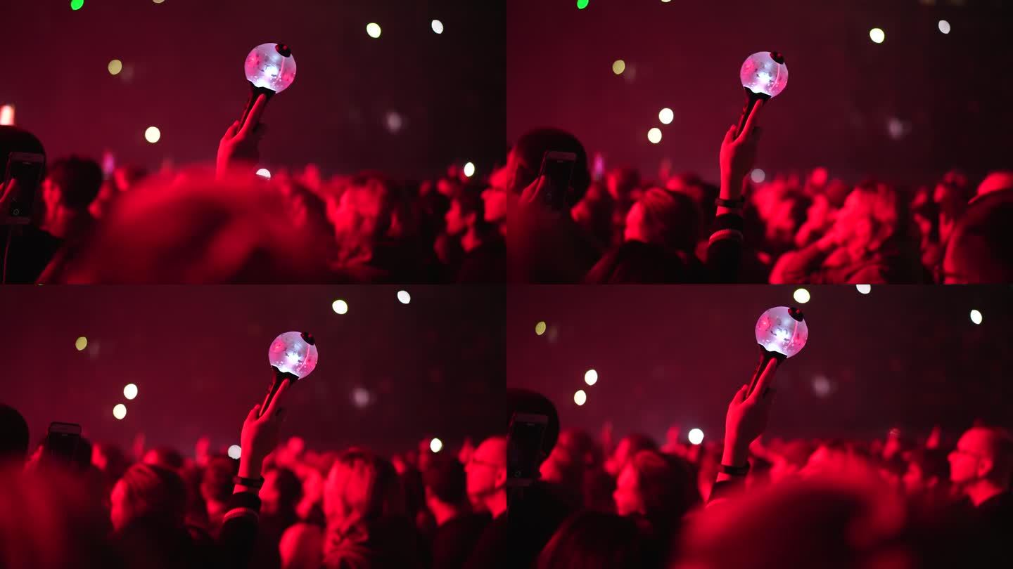 K流行乐迷举起炸弹灯棒灯。韩国流行音乐音乐会。亚洲防弹少年团