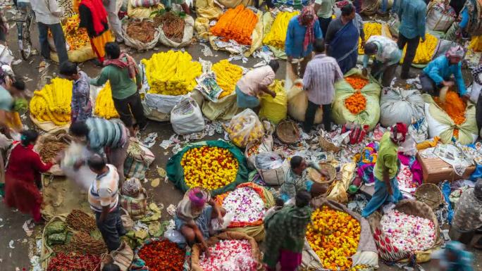 人们在印度西孟加拉邦加尔各答充满活力的Mullick Ghat花卉市场买卖鲜花的延时照片