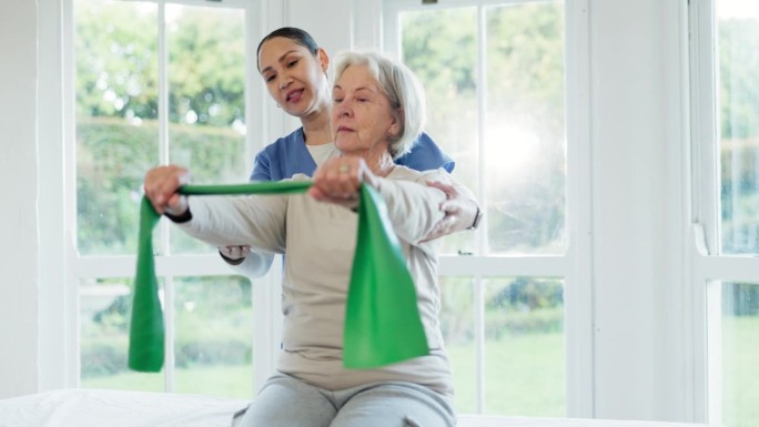 护士，老年妇女和在家用阻力带进行手臂运动的物理治疗。物理治疗，护理和拉伸用橡胶健身，康复或健康，训练