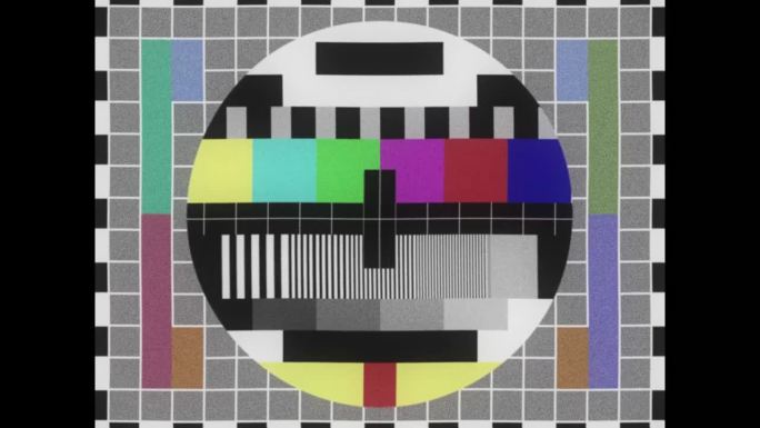 SMPTE彩色条纹技术问题及复古电视画面闪烁。旧电视测试渲染时的VHS效果。