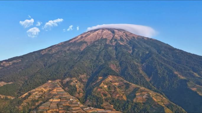 航拍延时印尼松宾火山上的草帽云