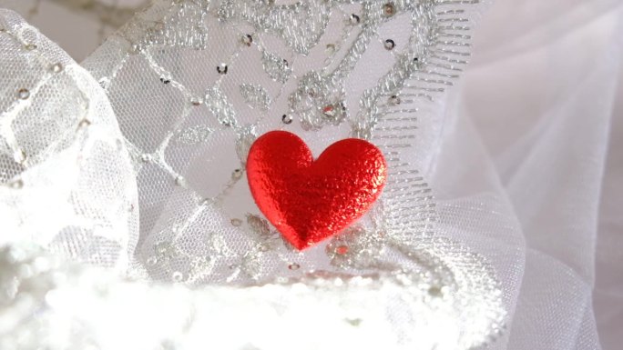 采购产品婚纱，奢华面料，纺织品，蕾丝。红色的心。爱情，婚礼，生日，母亲节，浪漫，周年纪念