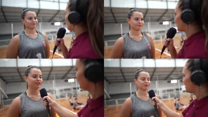 年轻的女排运动员在运动场上接受采访