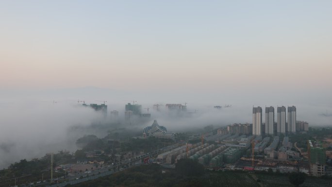 被平流雾逐渐淹没的瑞丽市高楼