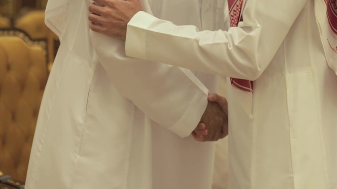 两名沙特男子在婚礼上打招呼