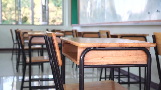 教室在讲堂或学校空桌椅铁木学习课程在泰国高中，中学教育的内部，白板和绿板的教育理念