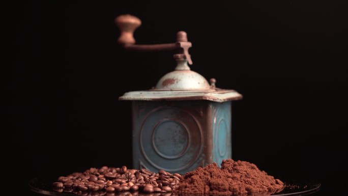 采购产品老式手工咖啡研磨机，烤阿拉比卡咖啡豆和细磨咖啡，近距离