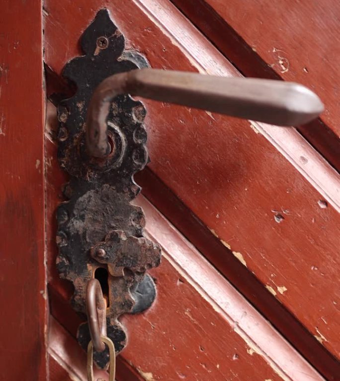 旧木门上的金属钥匙