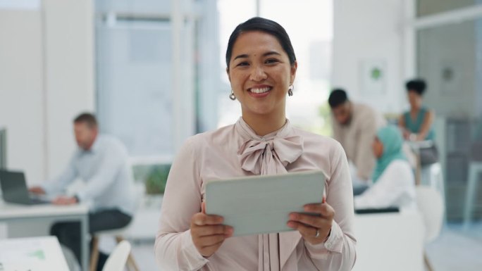 脸，平板电脑和办公室的商业女性有远见，使命和成功的心态。技术、领导力和女性使用触摸屏进行市场调研、收