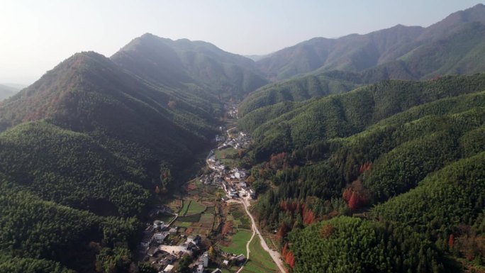 鸟瞰中国安徽宏村芦村古村落。无人机在阳光明媚的秋日早晨拍摄传统村落，色彩缤纷的秋日农田，4k实时画面