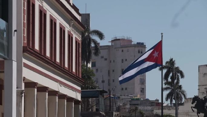 古巴哈瓦那街道国旗建筑地拍