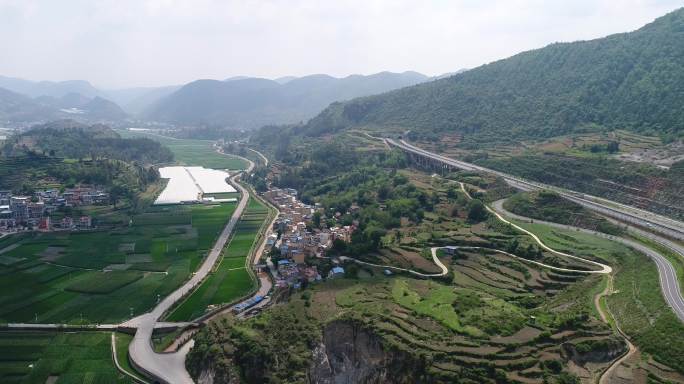 高速 田园 乡村路 梯田 稻谷 云南