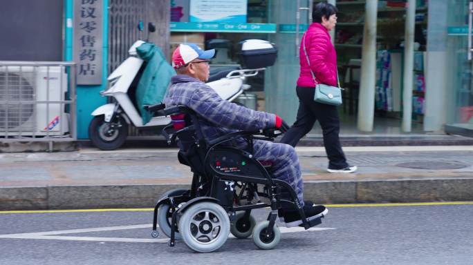 轮椅老人走在街上