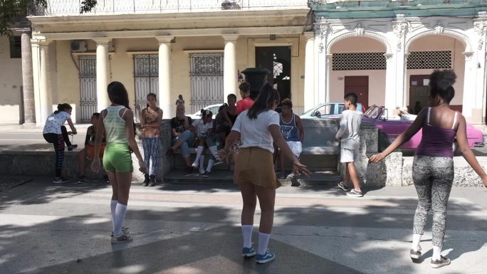 古巴哈瓦那街道小孩跳舞地拍