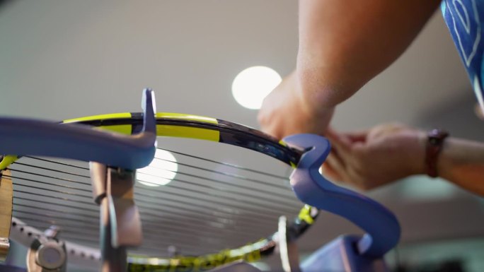 网球拍在机器上打线