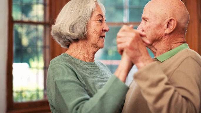 老年夫妇，在家里跳舞和音乐的爱好，与退休后的幸福或自由联系在一起。在客厅或房子里聊天，移动或老年人一