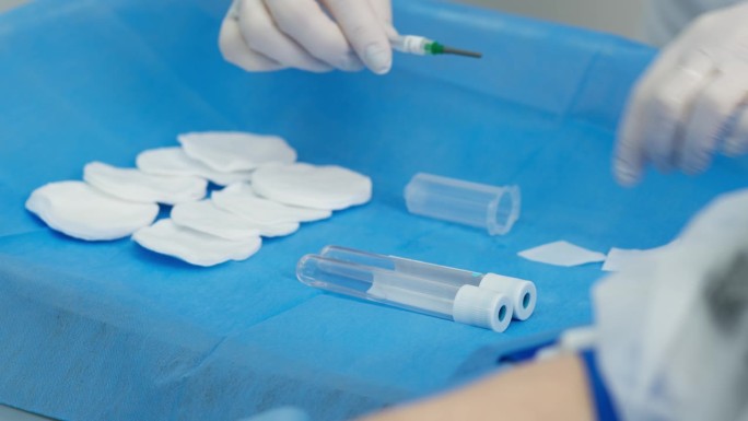 实验室工作人员医生正在采集血液样本进行分析，手特写。在实验室抽血。在美容诊所进行PRP治疗前采血