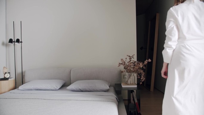 卧室在一个极简主义公寓白色调，现代设计工作室的家