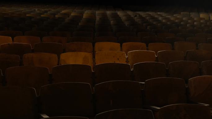 老电影院老剧场空的观众席座椅