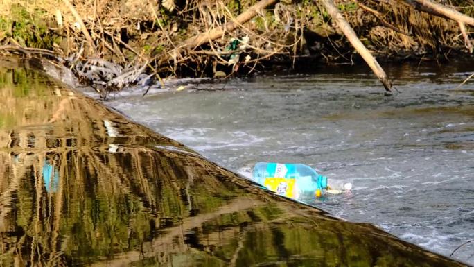 塑料瓶漂浮在河水中