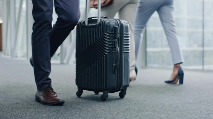商务人士，脚和行走在机场的行李，行李箱和旅行的工作，企业会议或旅行。企业家，在国际航班或运输终端旅行