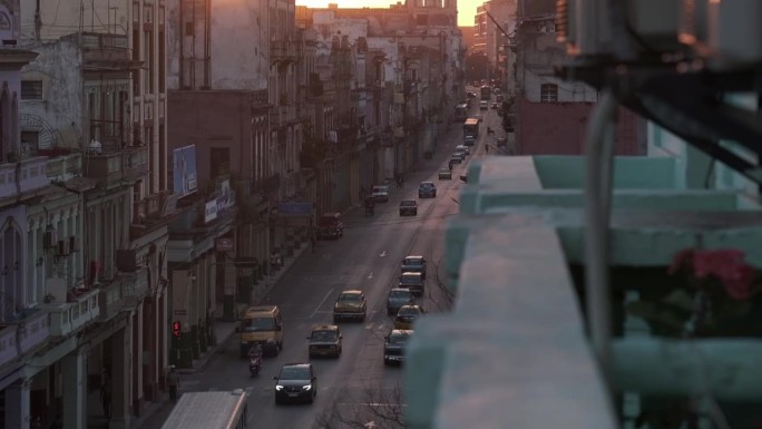 古巴哈瓦那街道夕阳地拍