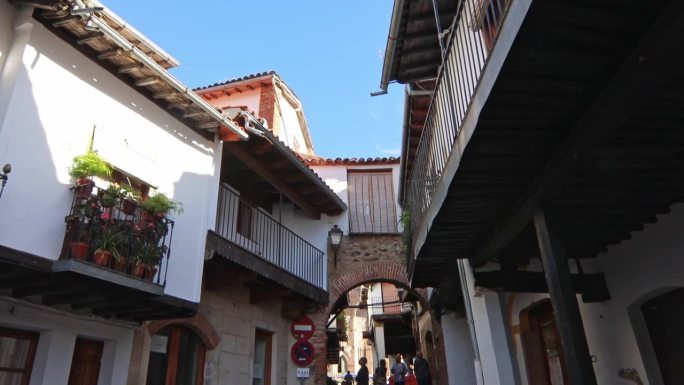 卡塞雷斯省瓜达卢佩美丽的小巷，圣玛丽亚瓜达卢佩皇家修道院坐落于此，这是一座14世纪的修道院。1993