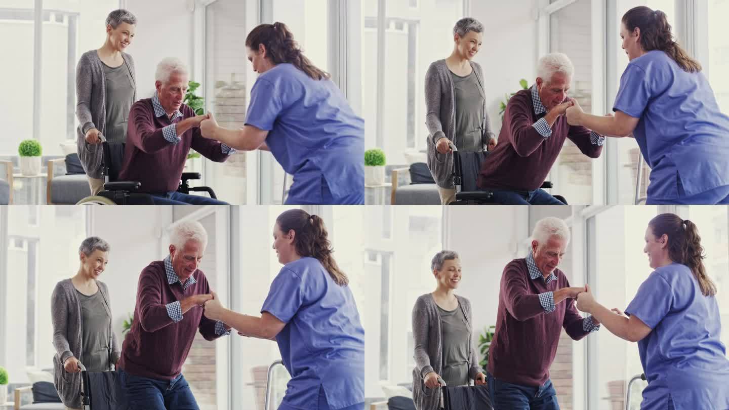 老人，护士和轮椅走路，牵着手或高兴的支持，帮助或与妇女交谈。有残疾的长者，进展或在护理院接受物理治疗