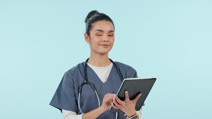 妇女、护士和平板电脑在工作室中提供医疗保健，在线系统与时间表或远程医疗隔离在蓝色背景上。数字议程，模