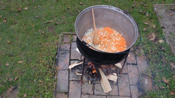 用明火在大锅中准备豆汤