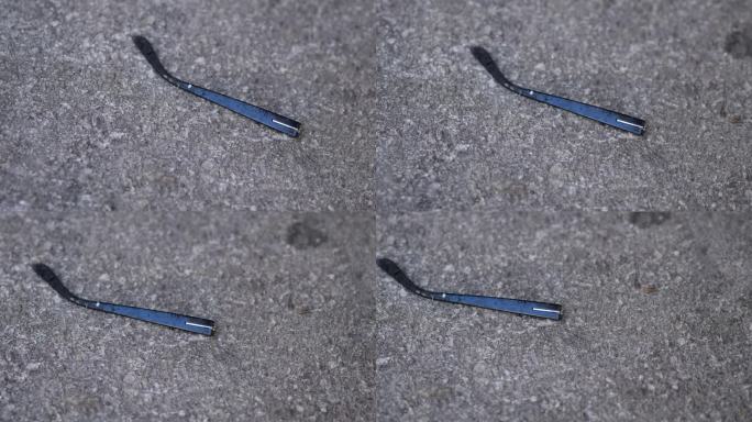 碎眼镜的镜框躺在沥青地上。老花镜耳朵塑料部分在事故中丢失。老年人戴眼镜。光学修复概念。Rovinj,