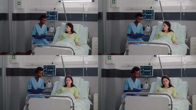生病的女人躺在床上，而非裔美国护士在监测病情