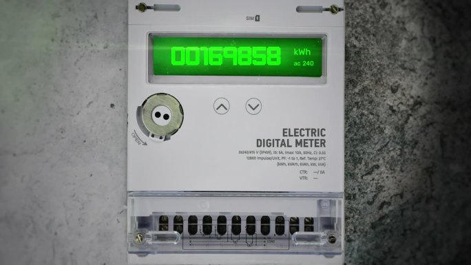 安装在墙上的电子数字电表，显示住宅能耗