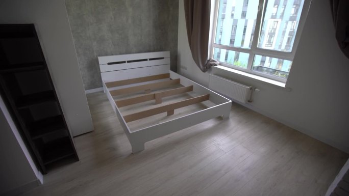 家具装配工组装床架，自己动手组装新家具
